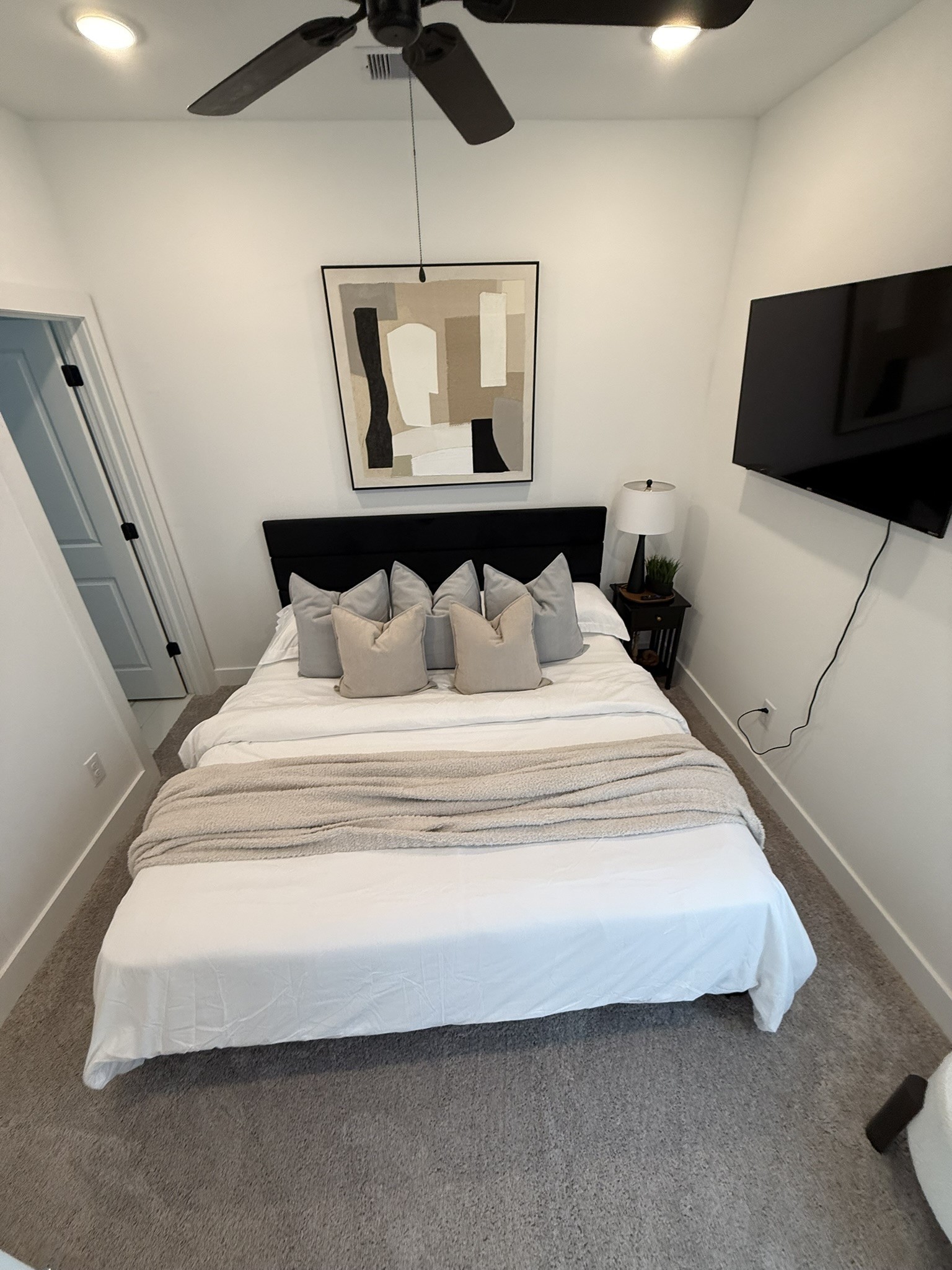 5527 Denmark Street, Unit B Houston, TX 77028 - Photo 12 of 40 a spacious bedroom with a bed and a flat screen tv
