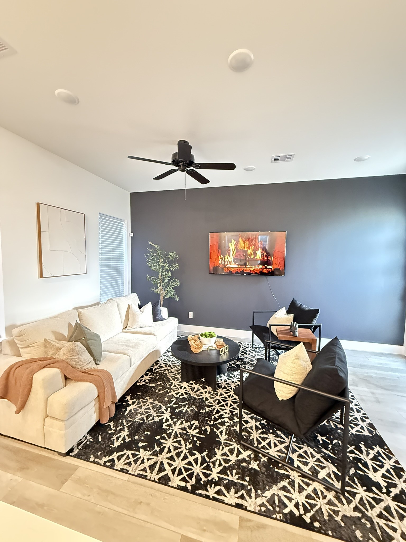 5527 Denmark Street, Unit B Houston, TX 77028 - Photo 20 of 40 a living room with furniture and a couch