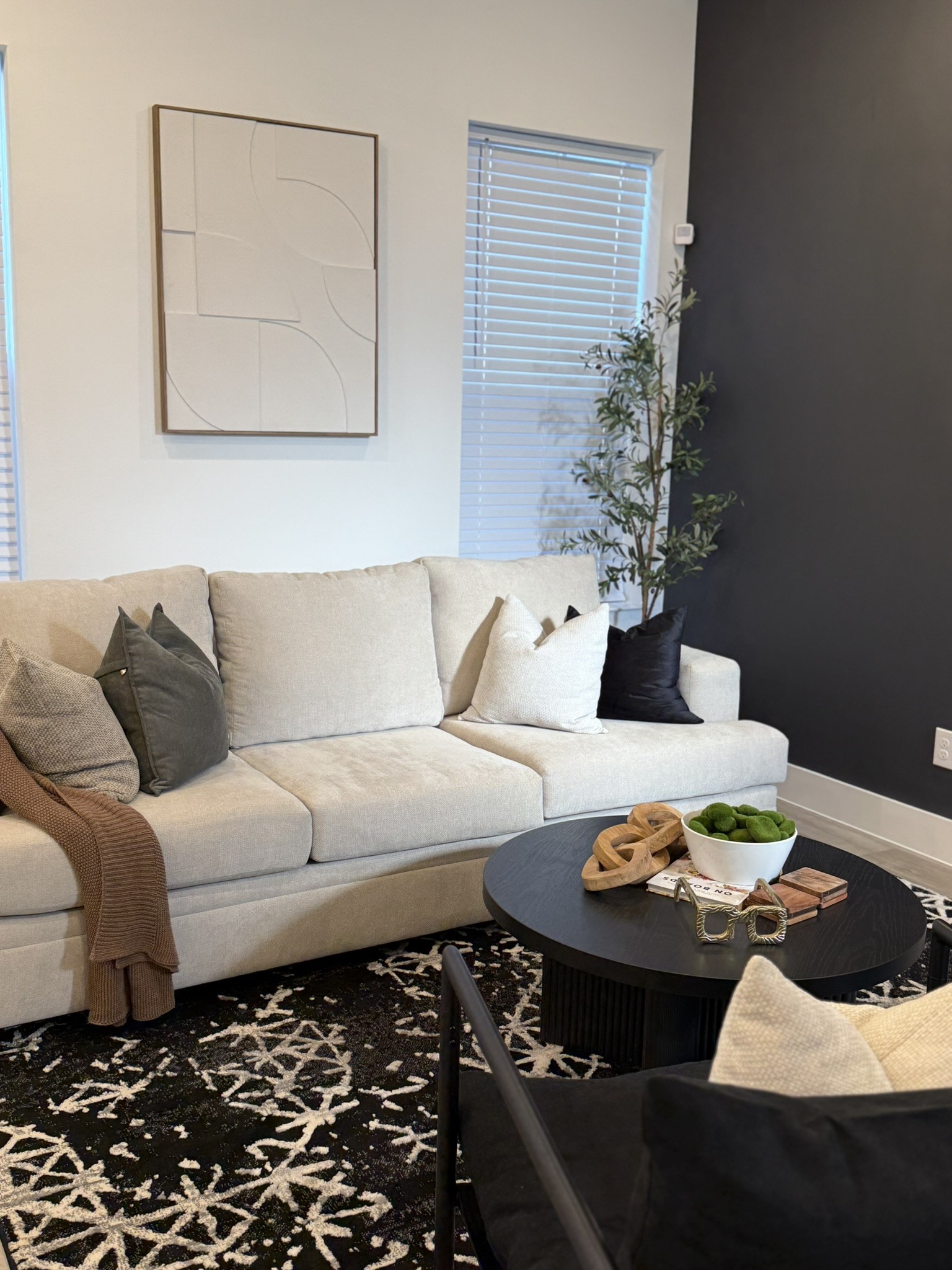 5527 Denmark Street, Unit B Houston, TX 77028 - Photo 33 of 40 a living room with furniture and a lamp