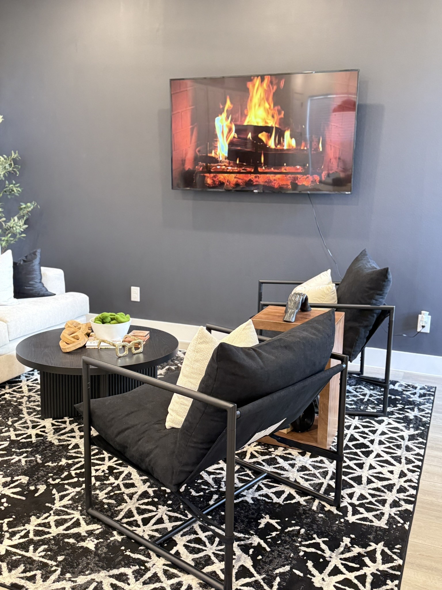 5527 Denmark Street, Unit B Houston, TX 77028 - Photo 34 of 40 a living room with furniture