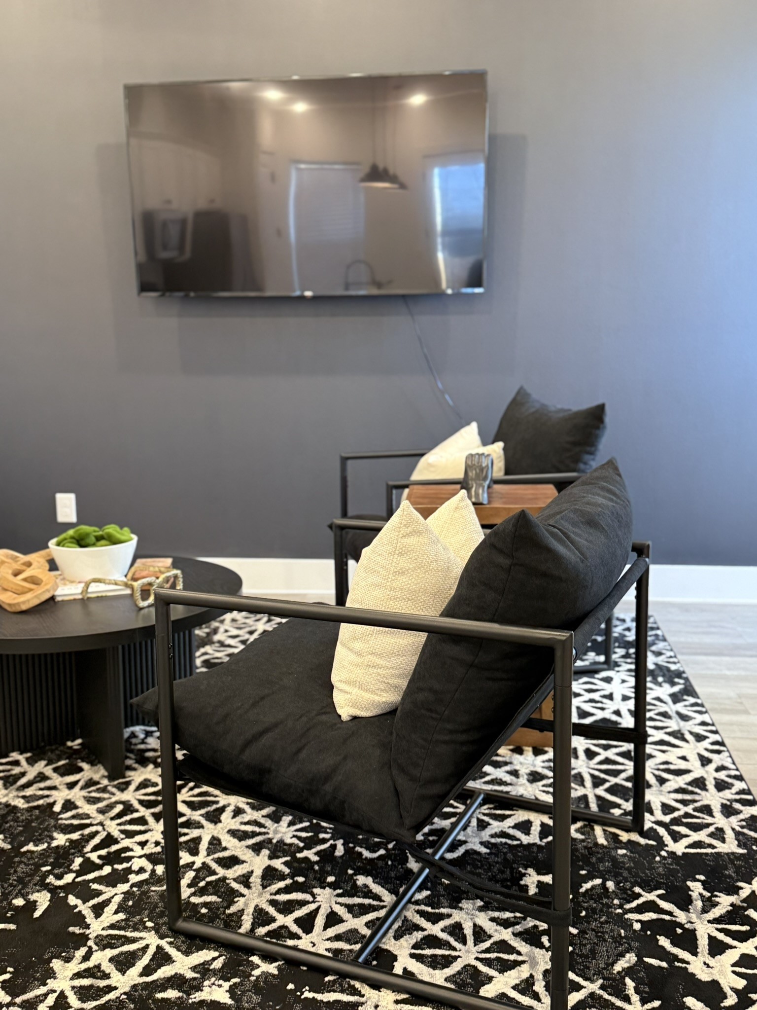 5527 Denmark Street, Unit B Houston, TX 77028 - Photo 37 of 40 a living room with furniture and a mirror