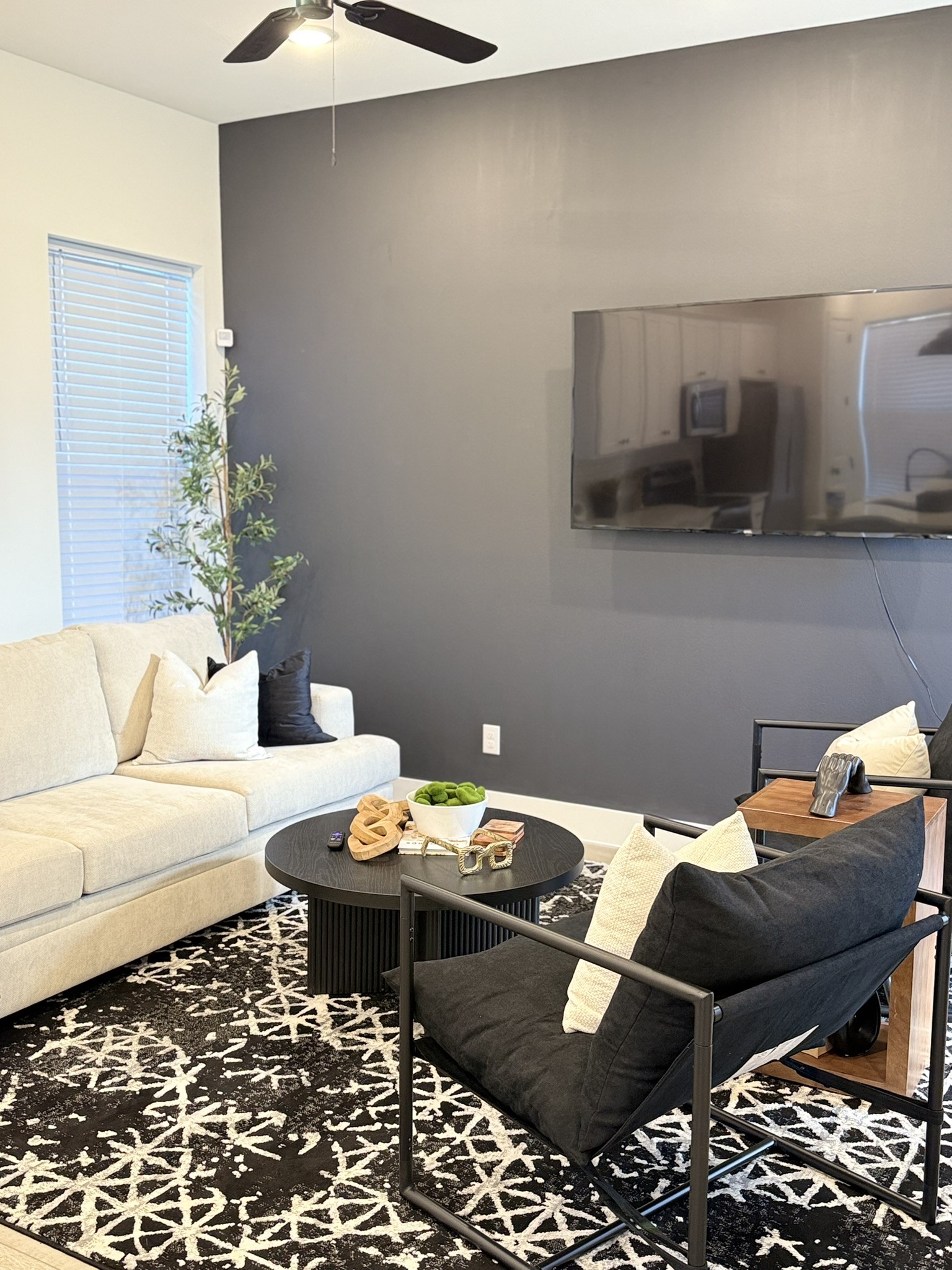5527 Denmark Street, Unit B Houston, TX 77028 - Photo 39 of 40 a living room with furniture and a table