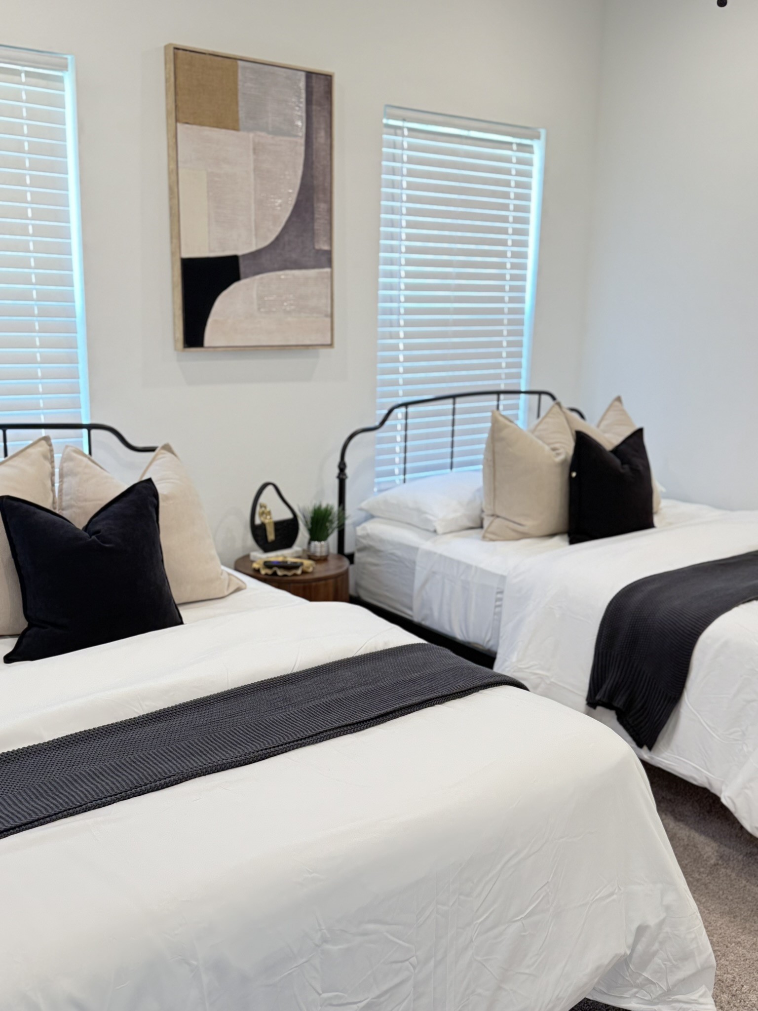 5527 Denmark Street, Unit B Houston, TX 77028 - Photo 5 of 40 a bedroom with two beds and a lamp