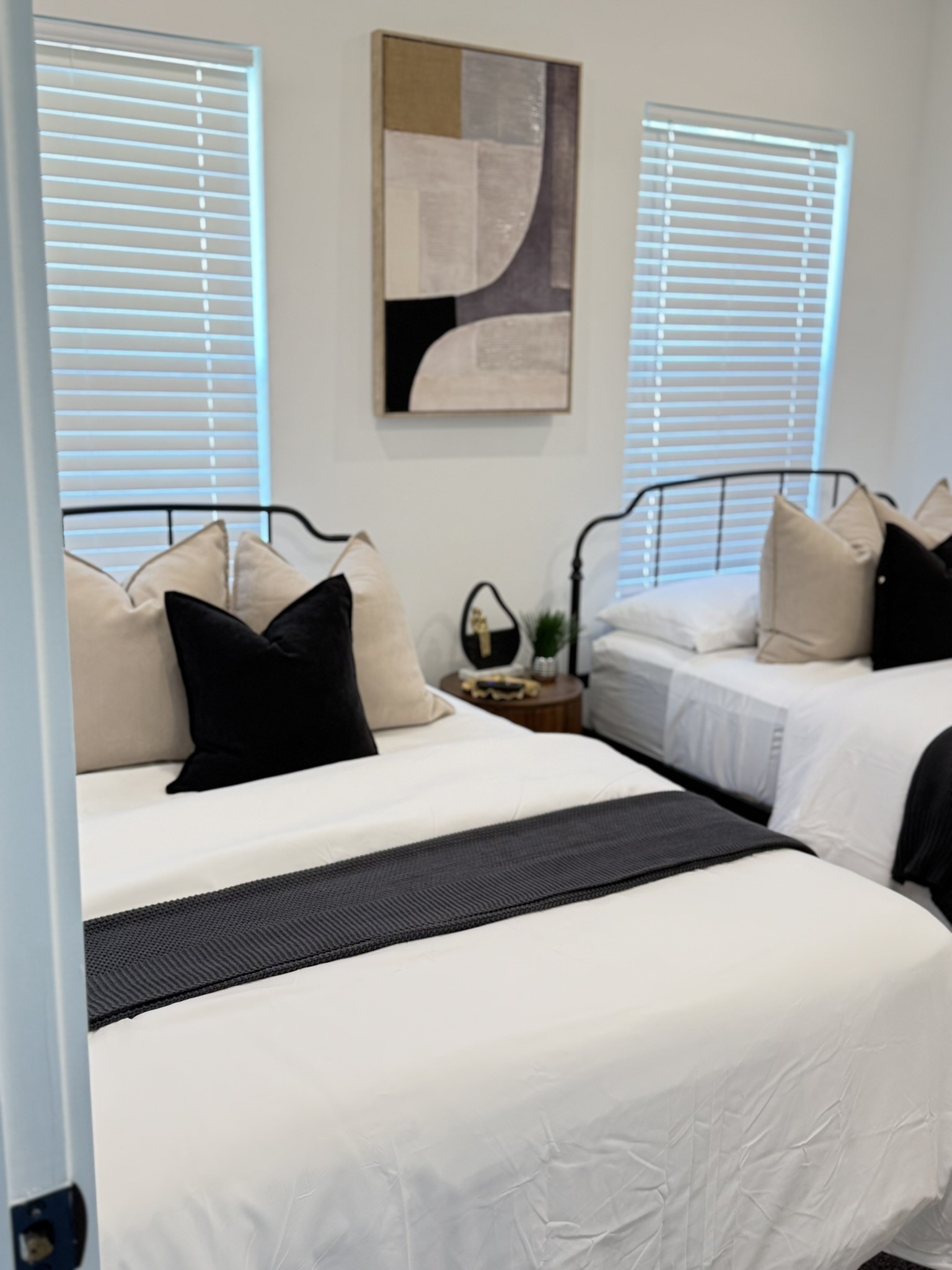 5527 Denmark Street, Unit B Houston, TX 77028 - Photo 6 of 40 a bedroom with bed and a window