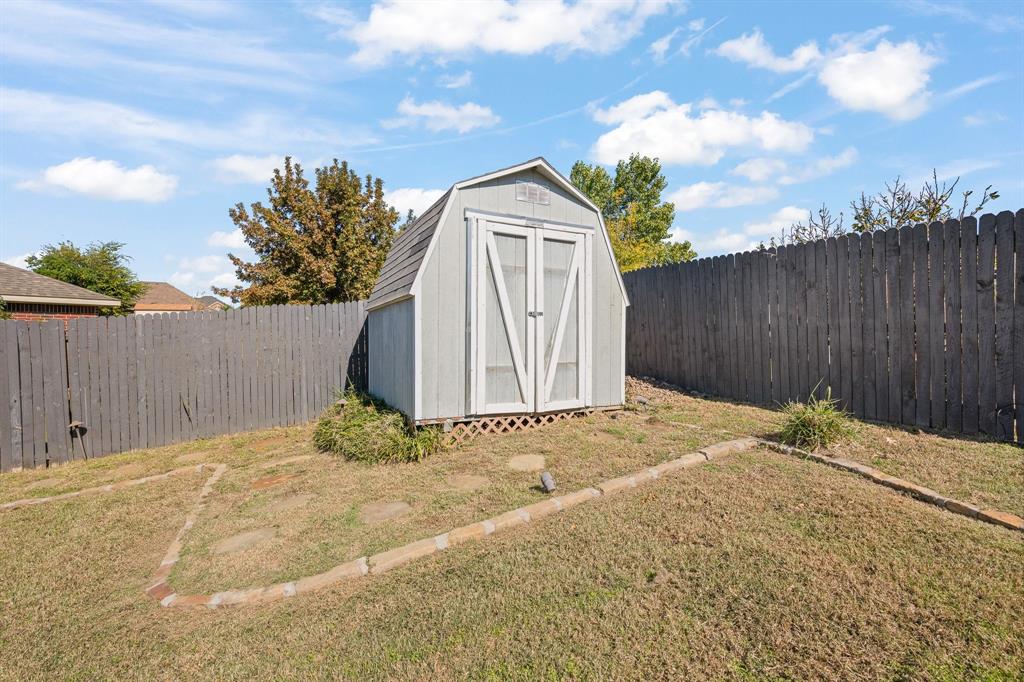 7103 Camp Creek Drive Arlington, TX 76002 - Photo 25 of 29 a backyard of a house