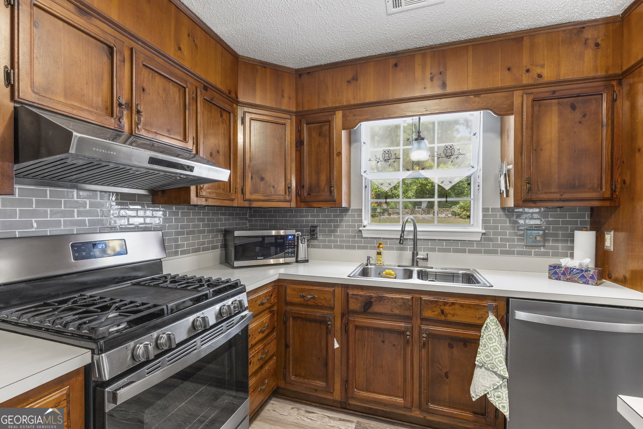 305 North Lake Drive Perry, GA 31069 - Photo 13 of 32 a kitchen with stainless steel appliances granite countertop a sink stove and cabinets