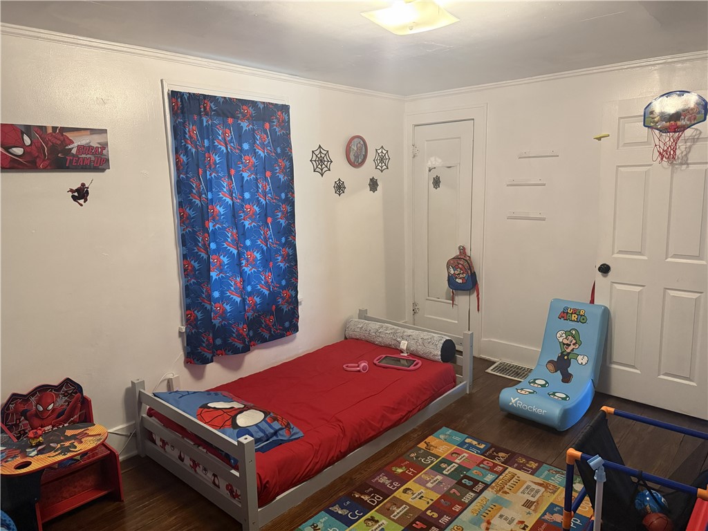417 South Seigel Street Decatur, IL 62522 - Photo 6 of 11 a room with furniture and a table