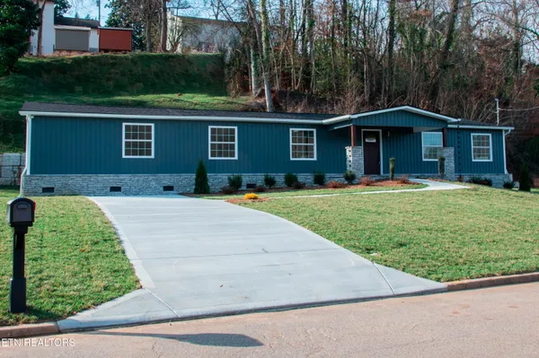 $329,000 | 515 Greenwood Drive, Clinton, TN 37716