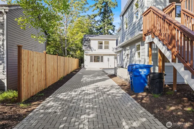 a view of front of a house with a yard