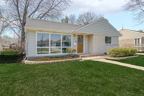 $425,000 | 802 North Kennicott Avenue, Arlington Heights, IL 60004