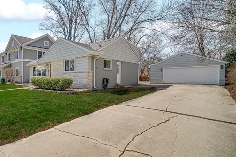 $425,000 | 802 North Kennicott Avenue, Arlington Heights, IL 60004