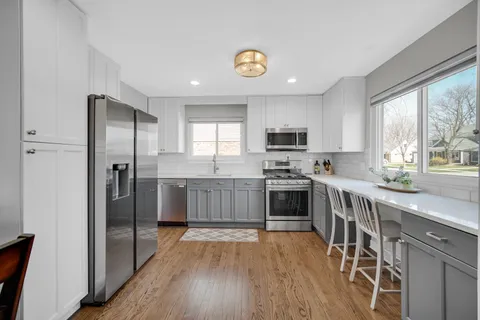 $425,000 | 802 North Kennicott Avenue, Arlington Heights, IL 60004