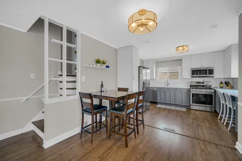 $425,000 | 802 North Kennicott Avenue, Arlington Heights, IL 60004