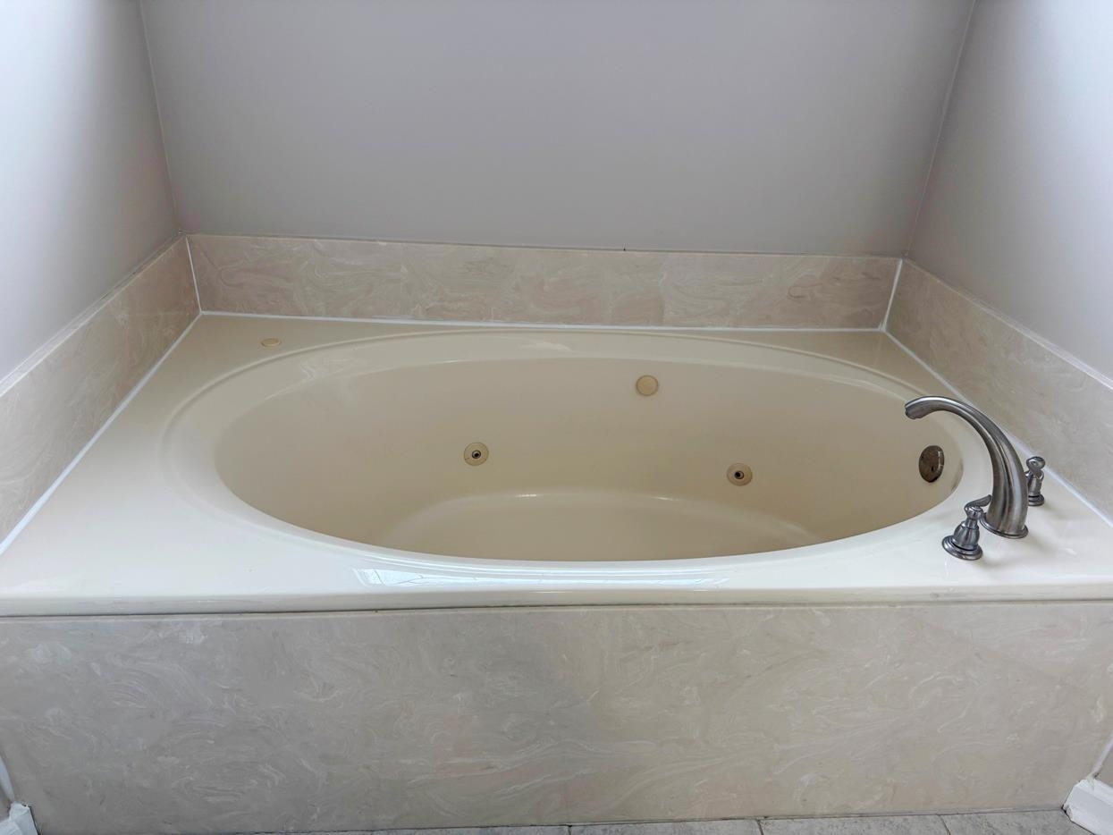 8810 Raspberry Lane Memphis, TN 38016 - Photo 21 of 28 Bathroom with a whirlpool tub
