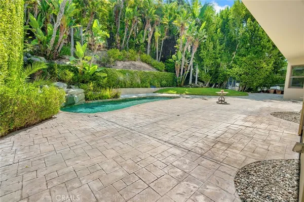 a view of a back yard