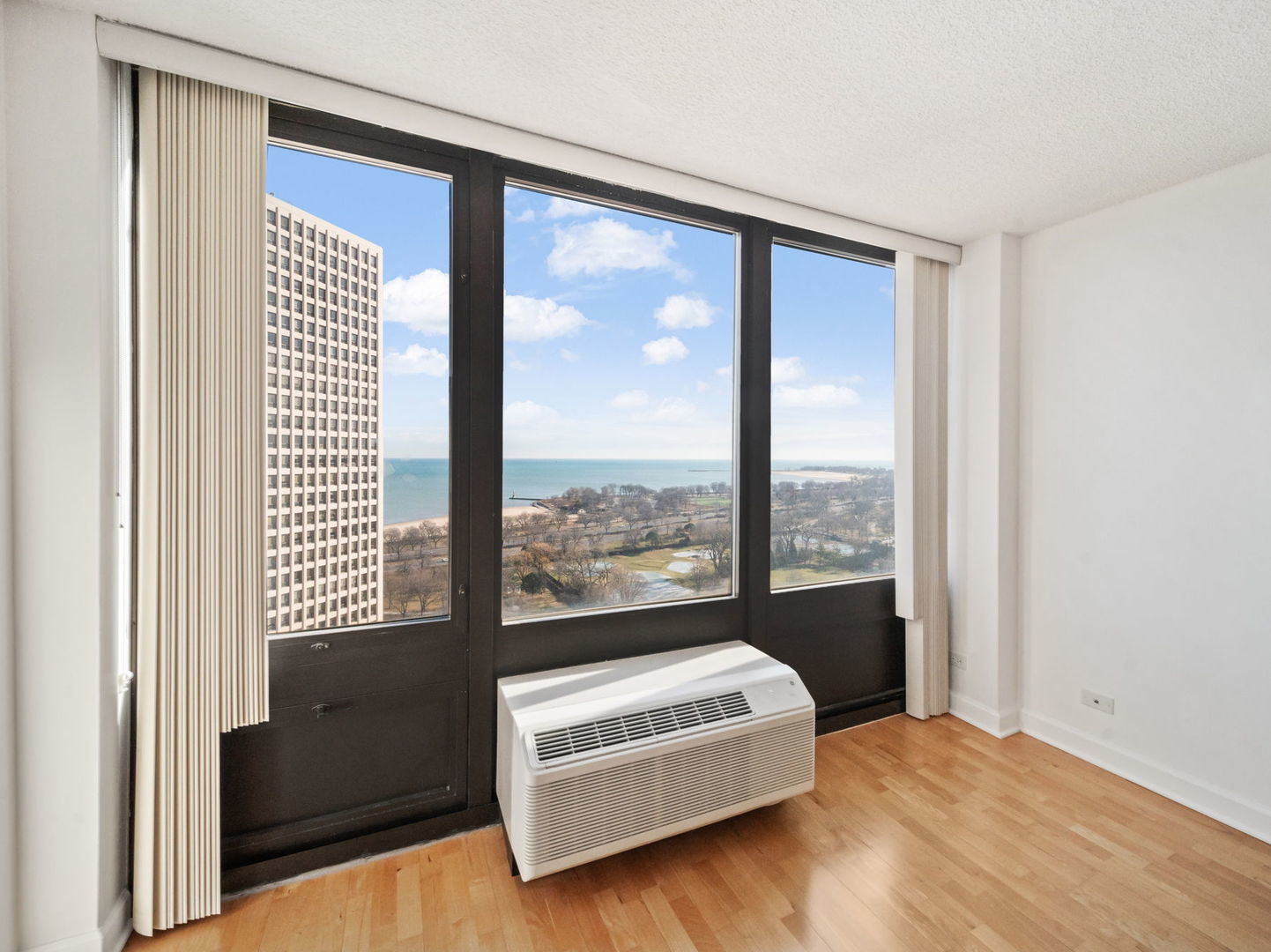 5320 North Sheridan Road, Unit 2207 Chicago, IL 60640 - Photo 2 of 2 a view of livingroom with furniture and windows