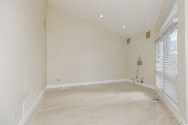 a view of empty room with a ceiling fan
