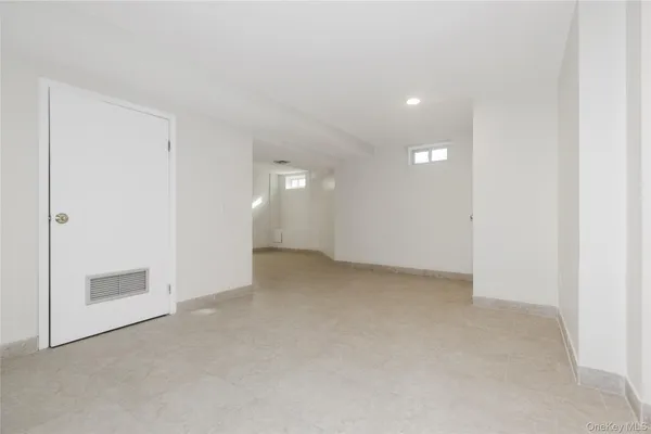 $8,800 | 1 Tiffany Circle, Manhasset, NY 11030