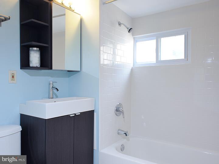 1825 Webster Street Philadelphia, PA 19146 - Photo 11 of 13 Bathroom