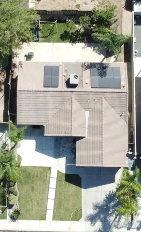 a picture of a bathroom with mirror