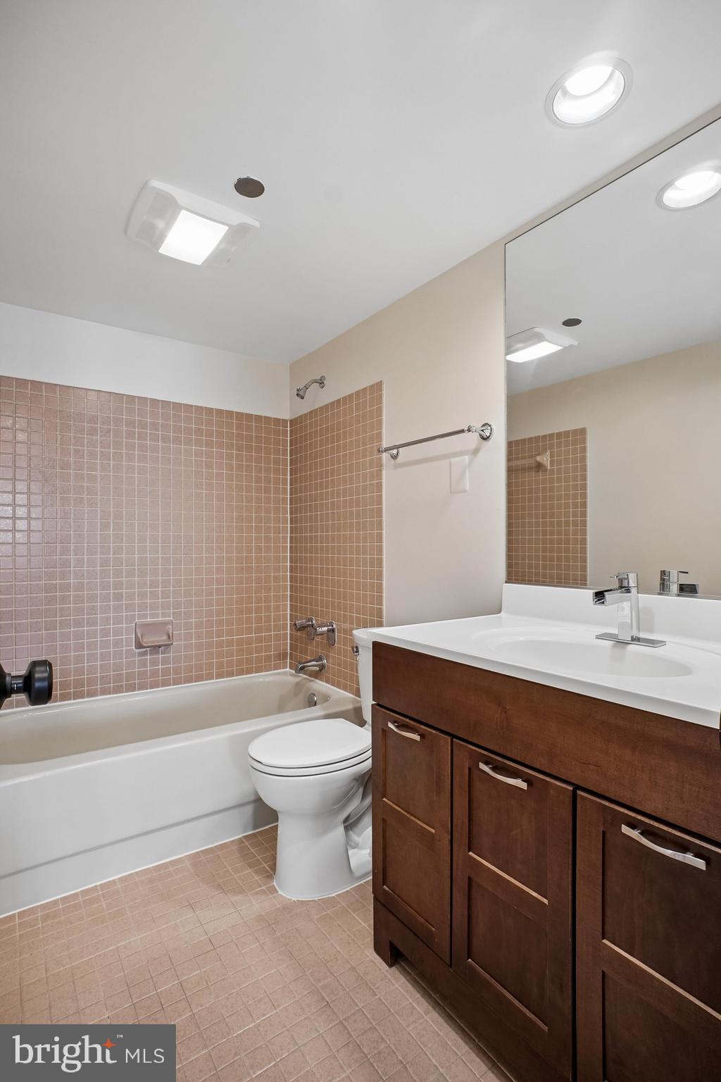 1301 North Courthouse Road, Unit 1612 Arlington, VA 22201 - Photo 28 of 52 Full Bath #2