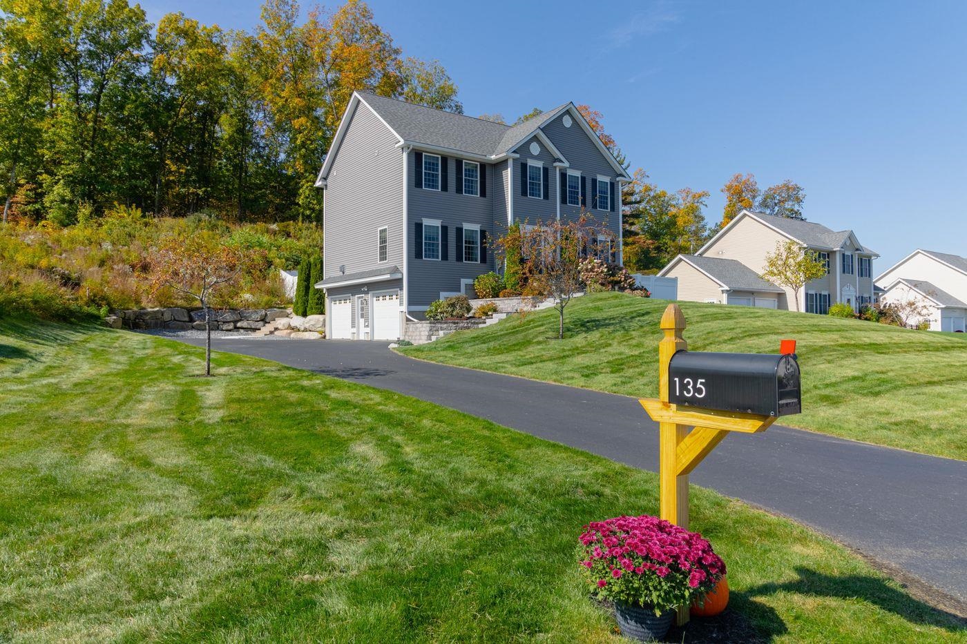 135 Brookview Drive Hooksett, NH 03106 - Photo 2 of 37