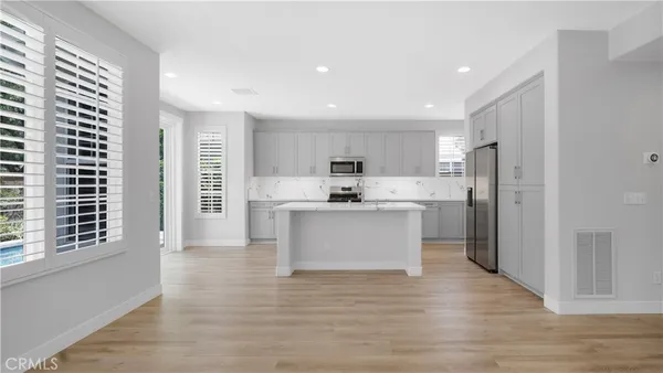 $5,950 | 183 Kingswood, Irvine, CA 92620
