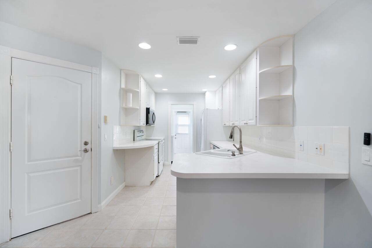 329 Legare Court Jupiter, FL 33458 - Photo 5 of 23 a bathroom with a sink and a mirror