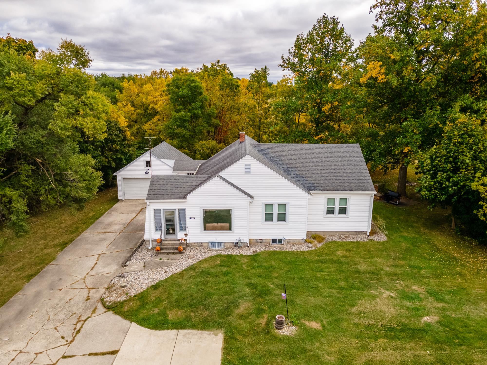 1225 Warren Road Huntington, IN 46750 - Photo 1 of 36 Gallery Image 1