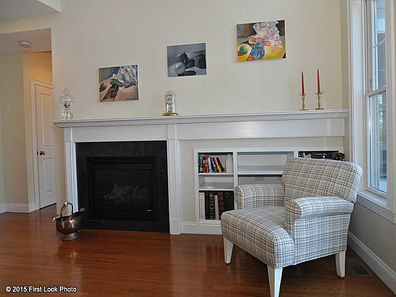 33 Sloop Lane, Unit 2 Tiverton, RI 02878 - Photo 4 of 25 Living Room.