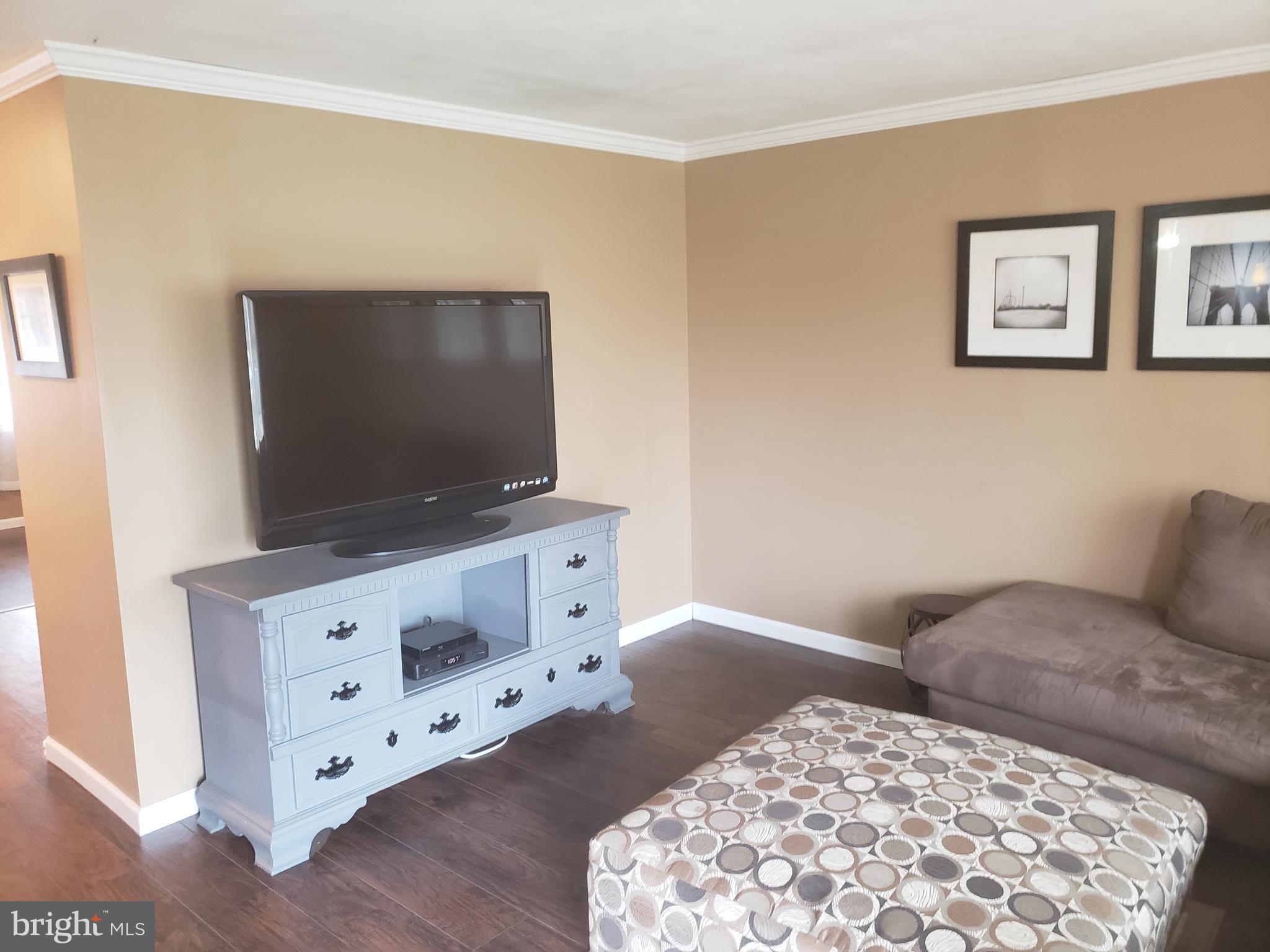 Living/TV room 2