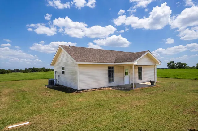 a view of a livingroom with furniture and a ceiling fan