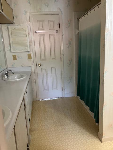 2756 Petzinger Road Columbus, OH 43209 - Photo 13 of 14 2756 Petzinger bath1