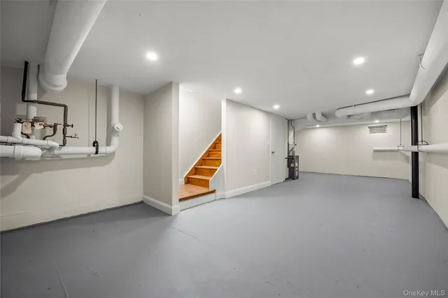 a view of a livingroom with furniture