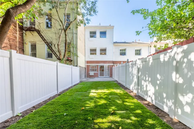 a view of an house with backyard and garden