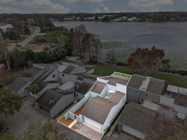 a view of a pathway front of the house