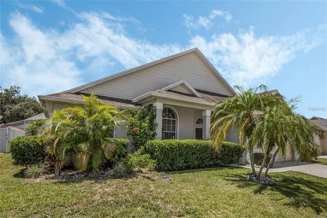 a view of a house with a yard