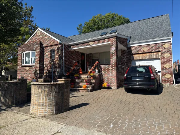 $1,498,000 | 190-05 48th Avenue | Auburndale