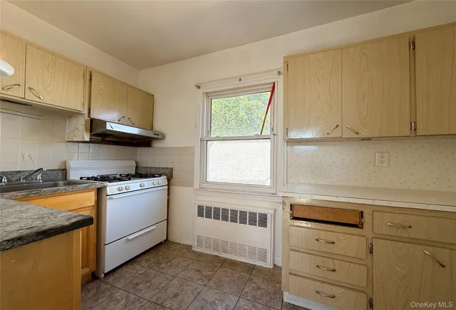 $1,498,000 | 190-05 48th Avenue | Auburndale