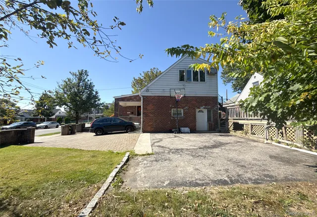 $1,498,000 | 190-05 48th Avenue | Auburndale