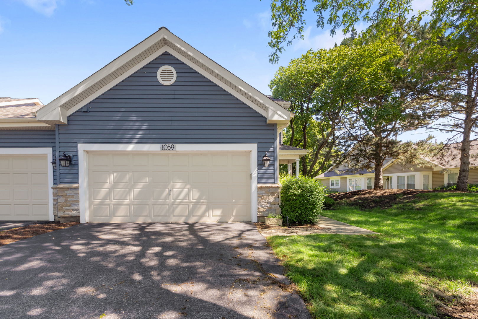 1059 Ridgefield Circle Carol Stream, IL 60188 - Photo 2 of 24