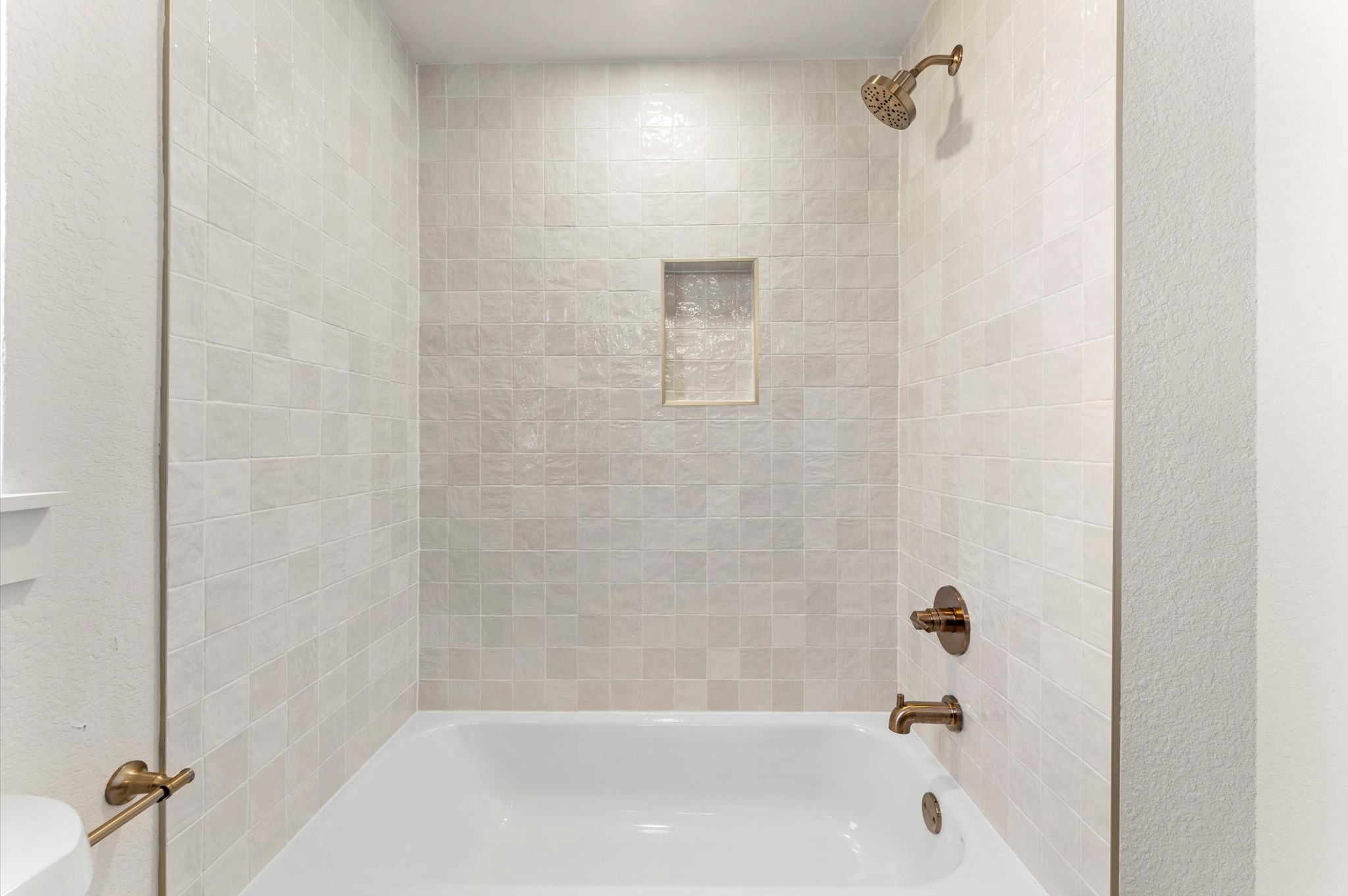 3725 Griggs Road Houston, TX 77021 - Photo 24 of 37 3rd full bathroom tub/shower combo.