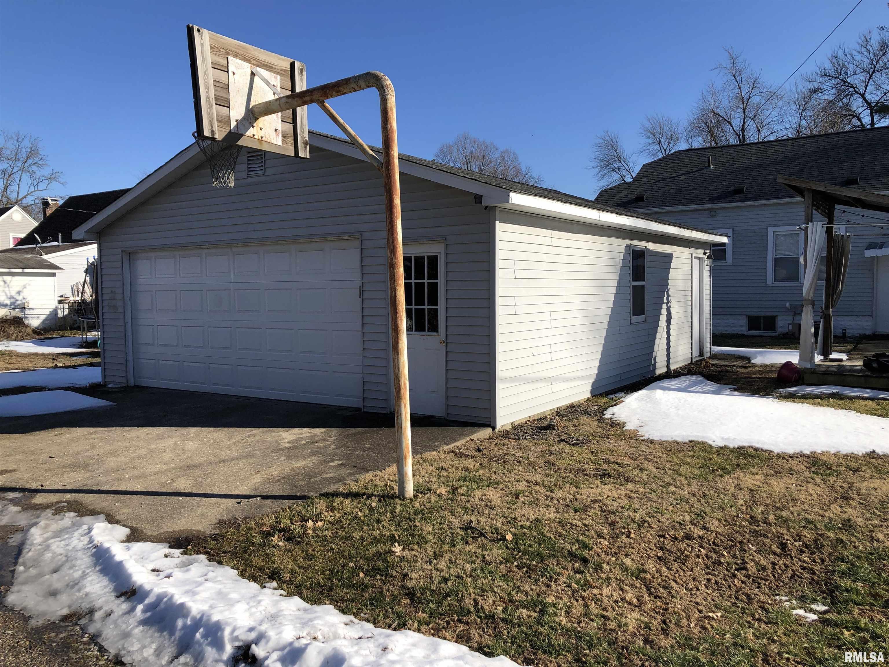 409 East 6th Street Flora, IL 62839 - Photo 3 of 21 Gallery Image 3
