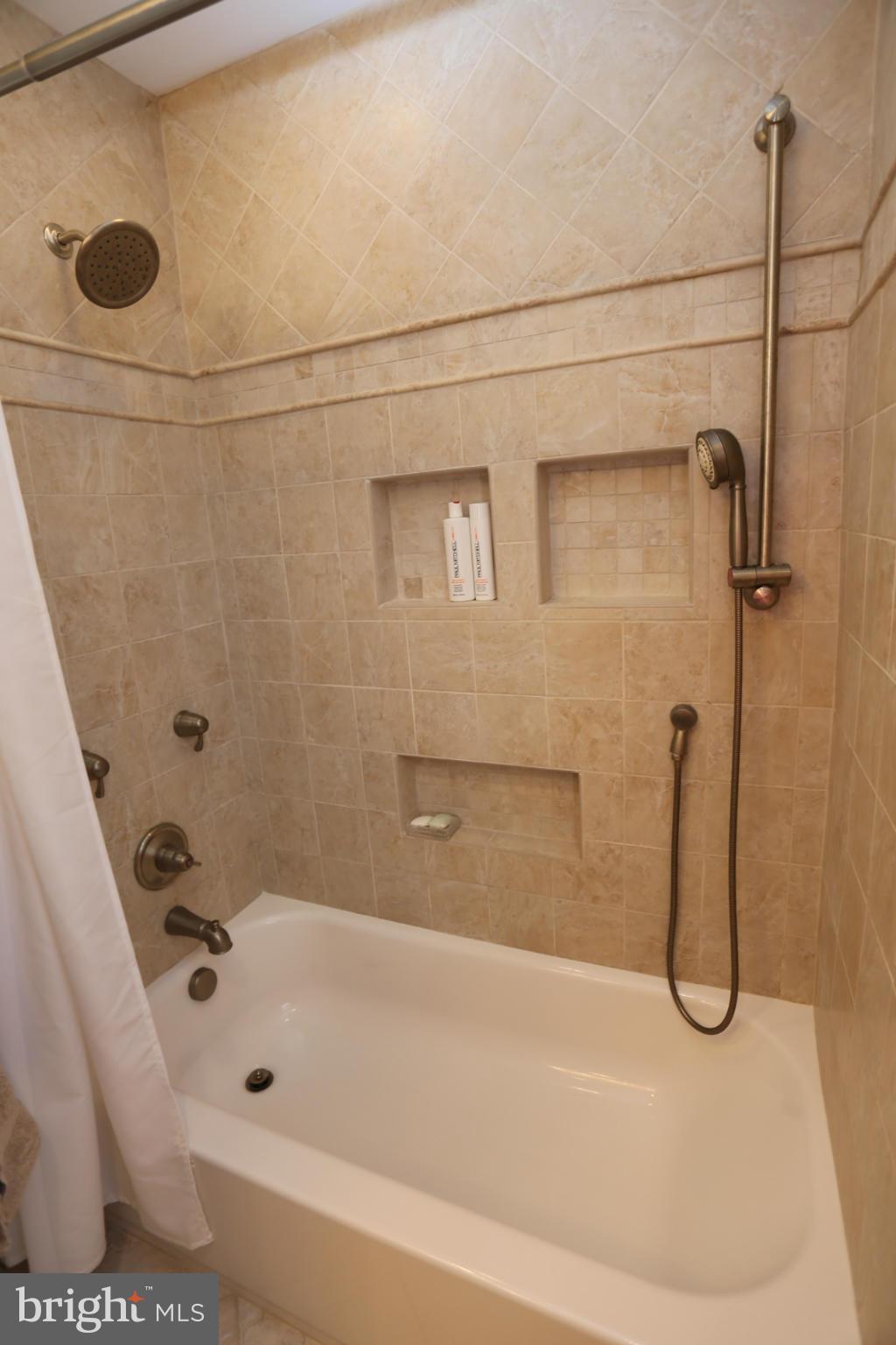 2806 Bree Hill Road Oakton, VA 22124 - Photo 16 of 30 Bath