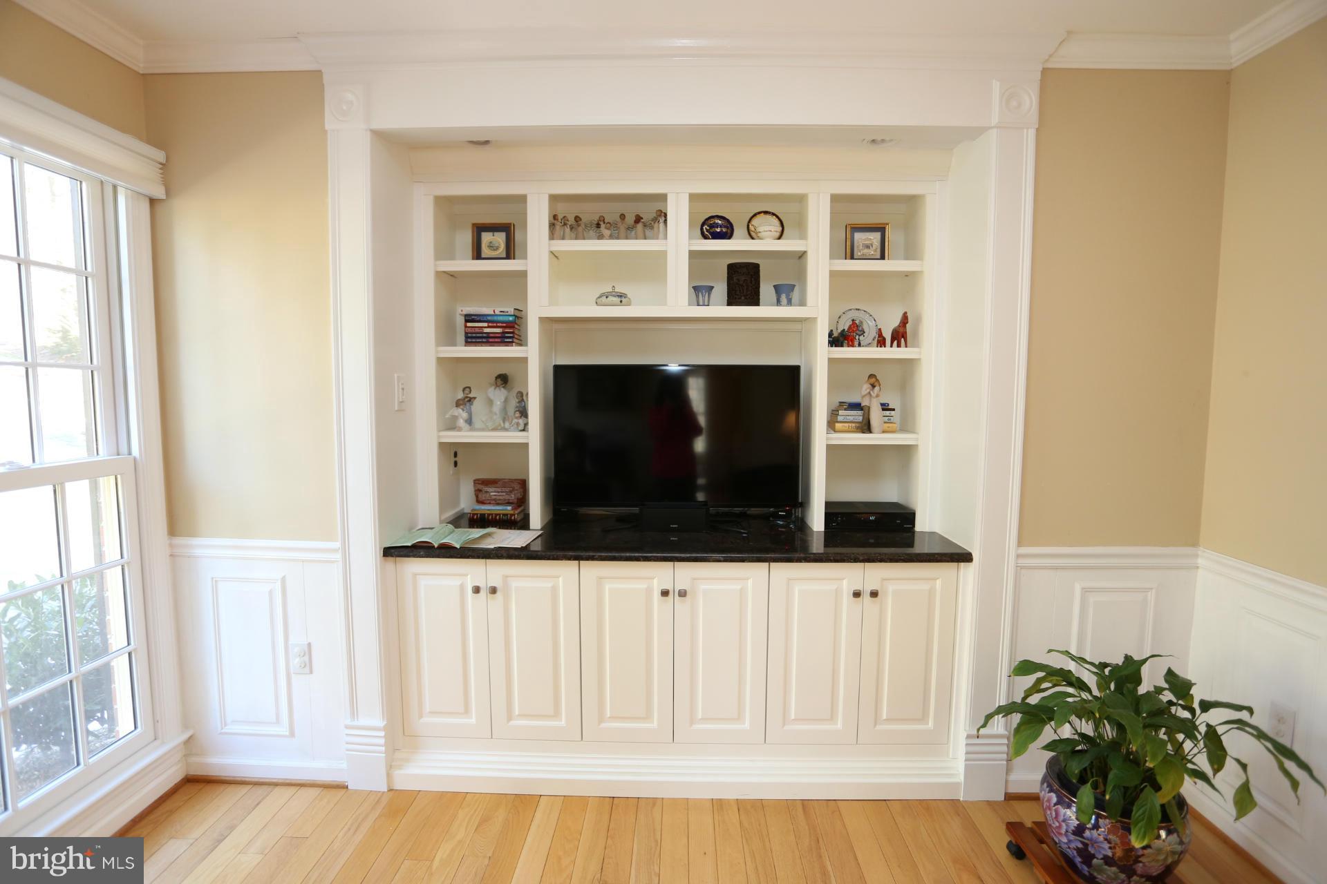 2806 Bree Hill Road Oakton, VA 22124 - Photo 8 of 30 Family Room