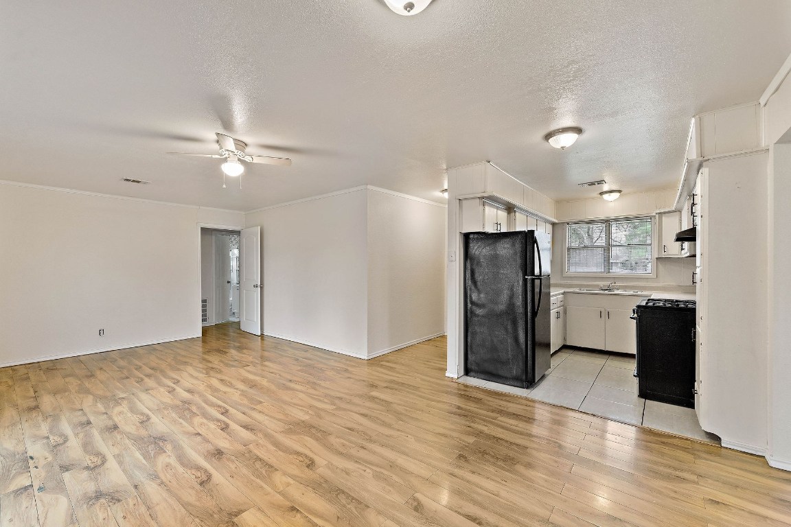 3230 Virginia Street La Marque, TX 77568 - Photo 5 of 18 a view of an empty room with closet and a window