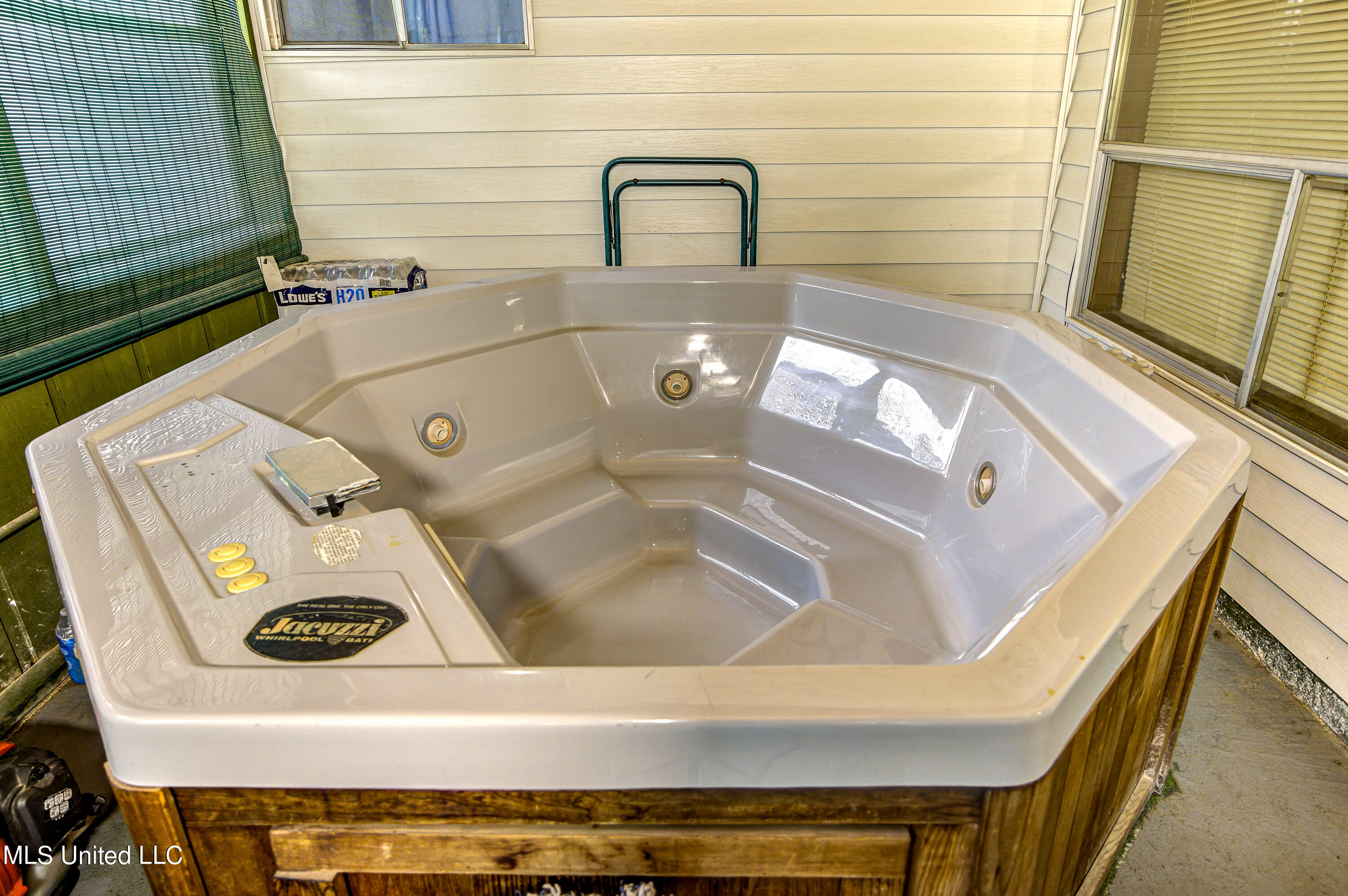 820 Briarfield Road Jackson, MS 39211 - Photo 26 of 34 Florida Room Hot Tub
