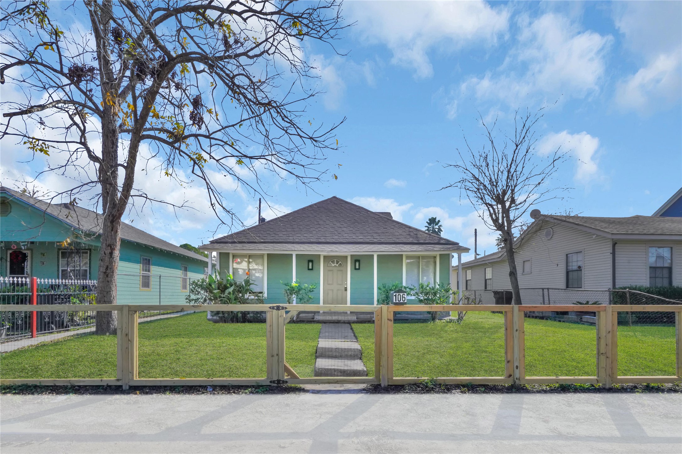 106 Hanover Street Houston, TX 77012 - Photo 2 of 49 a front view of a house with a garden