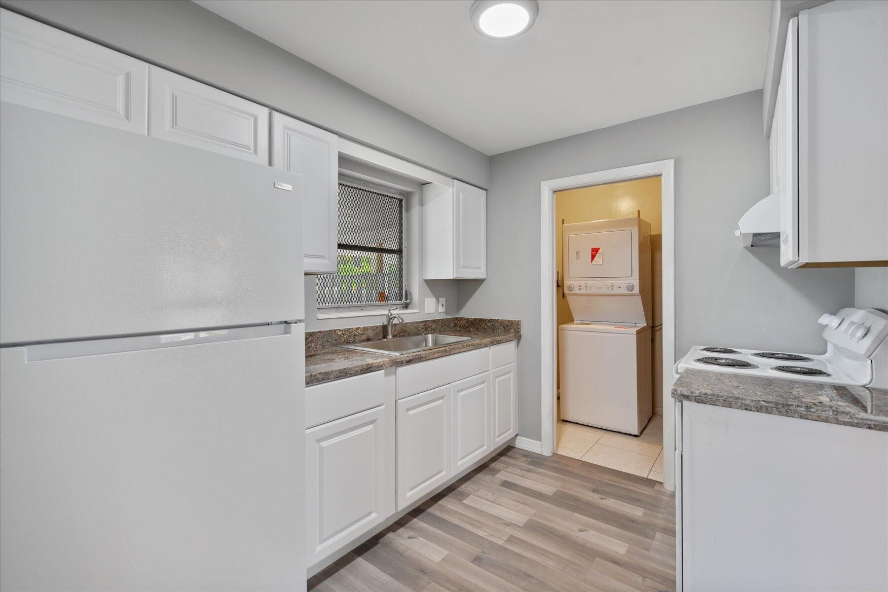 531 Silver Beach Road Riviera Beach, FL 33403 - Photo 8 of 19 07-DSC_0285