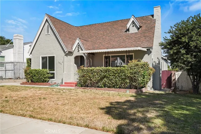 a front view of house with yard